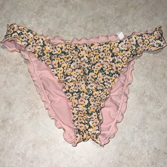 Bikini - Picture 2 of 10